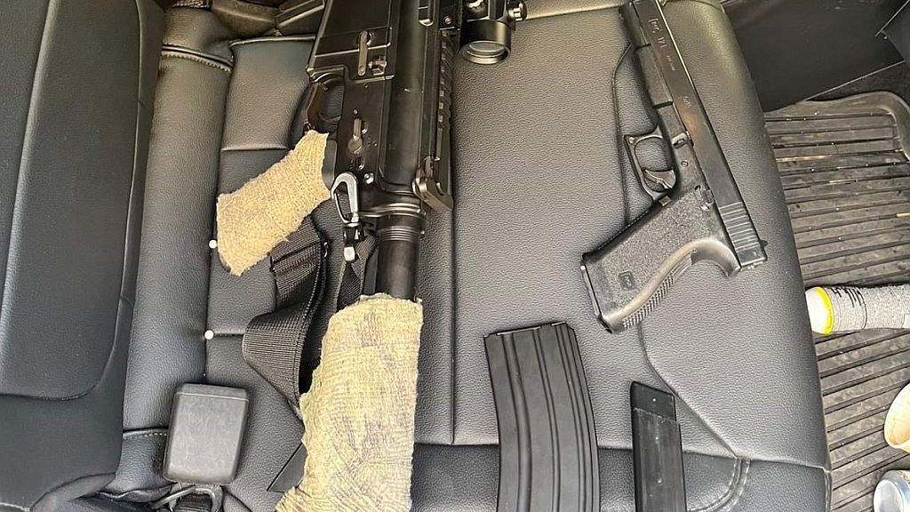 Policisté na Letné zadrželi muže, který střílel z okna airsoftovými zbraněmi